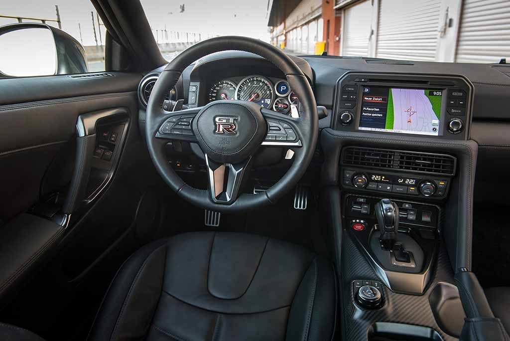 Keine digitalen Spielereien im Nissan GT-R-Cockpit Foto: NISSAN